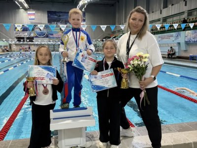 Финальные старты юных пловцов в спортивном сезоне перед летними каникулами 2